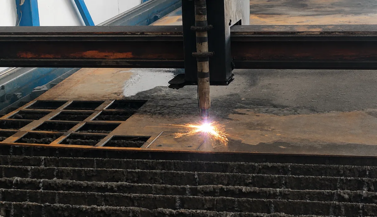 Плазменный станок режет листовой металл на производстве А Групп