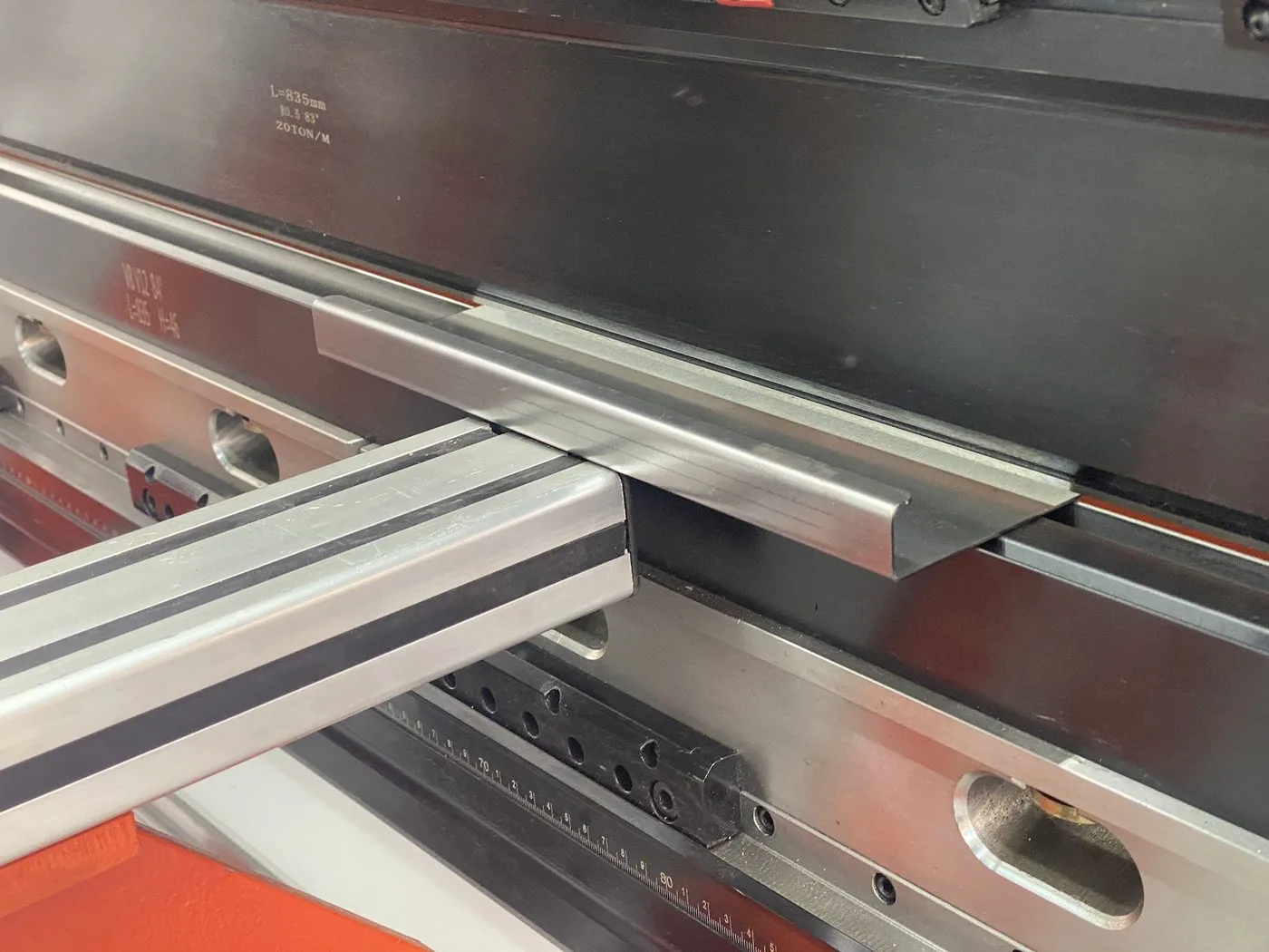 Гибка листового металла на прессе с ЧПУ